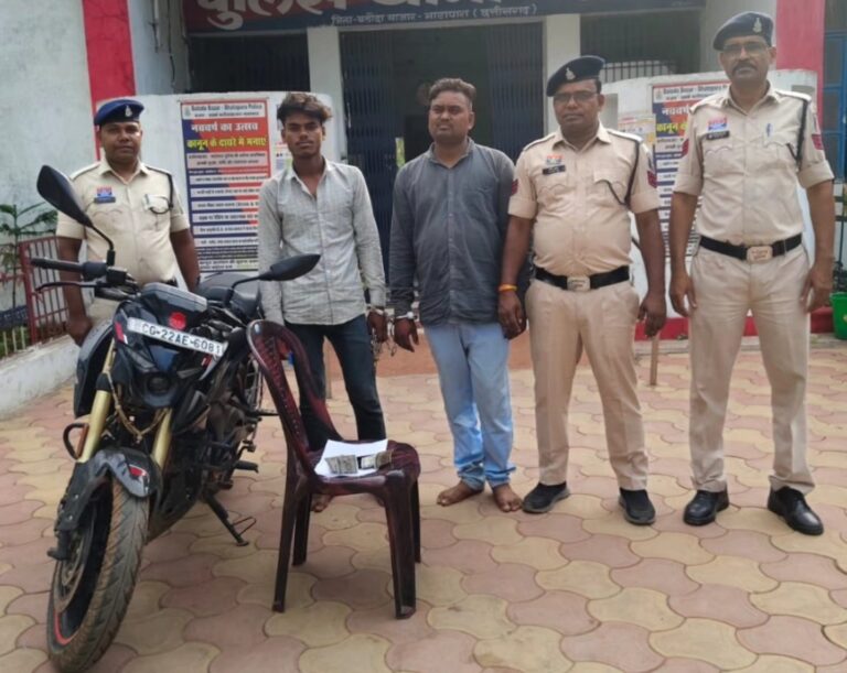 नवागांव जंगलोर मार्ग लूट मामले में गिरफ्तार आरोपी और जब्त मोटरसाइकिल