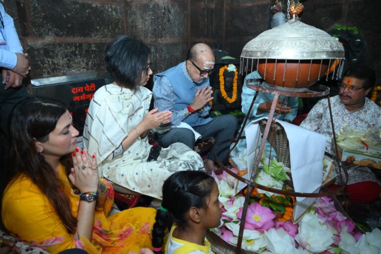 भोरमदेव मंदिर में पूजा-अर्चना के दौरान राज्यपाल रमेन डेका का दौरा