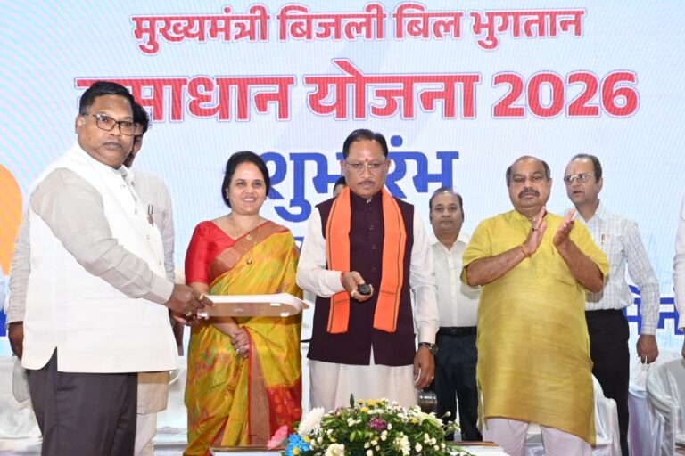 छत्तीसगढ़ में मुख्यमंत्री बिजली बिल भुगतान समाधान योजना के तहत पंजीयन कराते उपभोक्ता
