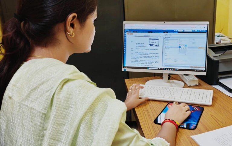 छत्तीसगढ़ में ई-ऑफिस प्रणाली के तहत डिजिटल फाइलों पर काम करते अधिकारी