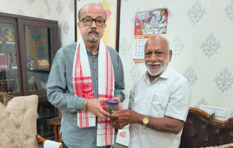 राज्यपाल रमेन डेका से मुलाकात करते चाय व्यापारी संघ के प्रतिनिधि