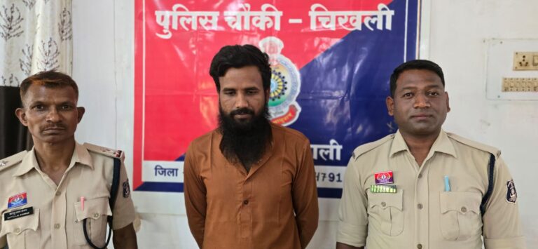 राजनांदगांव: चिखली में गांजा सप्लाई करने वाला मुख्य आरोपी गिरफ्तार, पहले सहयोगी महिला जा चुकी है जेल चिखली क्षेत्र में गांजा मामले में गिरफ्तार आरोपी को पुलिस हिरासत में लेते हुए