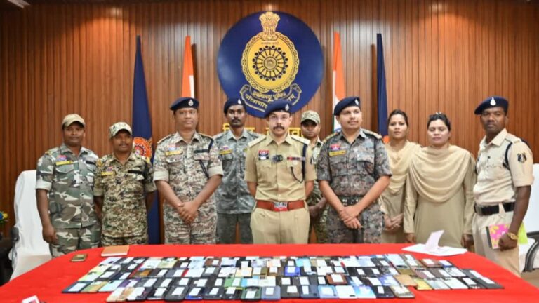 दंतेवाड़ा में पुलिस अधिकारी नागरिकों को बरामद मोबाइल फोन सौंपते हुए