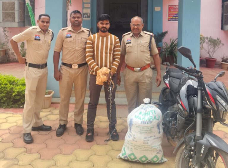 गरियाबंद के छुरा थाना क्षेत्र में पुलिस द्वारा जब्त गांजा और वाहन