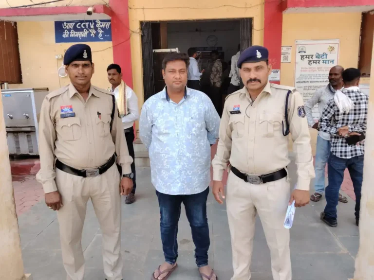 जांजगीर-चांपा: “पैसा डबल” के नाम पर 18 लाख की ठगी, पामगढ़ पुलिस ने आरोपी को किया गिरफ्तार जांजगीर-चांपा में पैसा डबल ठगी मामले में पुलिस कार्रवाई का प्रतीकात्मक दृश्य