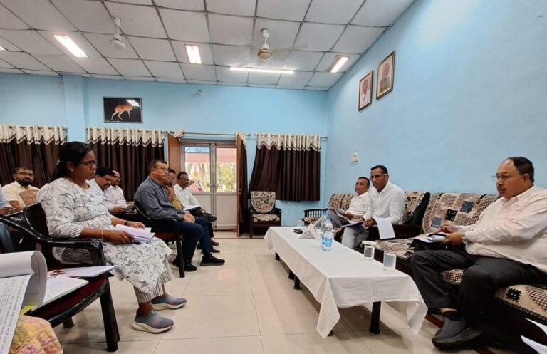 जांजगीर-चांपा: पीडब्ल्यूडी सचिव मुकेश बंसल ने निर्माण कार्यों की समीक्षा की, बरसात से पहले सड़क मरम्मत के निर्देश जांजगीर-चांपा में पीडब्ल्यूडी समीक्षा बैठक करते सचिव मुकेश बंसल का प्रतीकात्मक दृश्य
