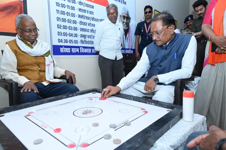 जशपुर सियान गुड़ी केंद्र में स्वास्थ्य सुविधा लेते वरिष्ठ नागरिक