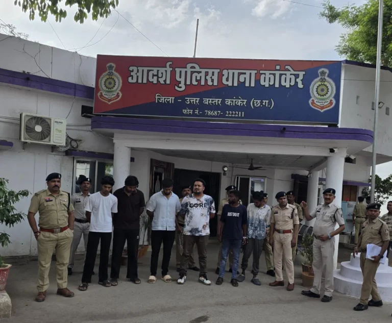 कांकेर में ऑनलाइन आईपीएल सट्टा मामले में पुलिस कार्रवाई के दौरान पकड़े गए आरोपी