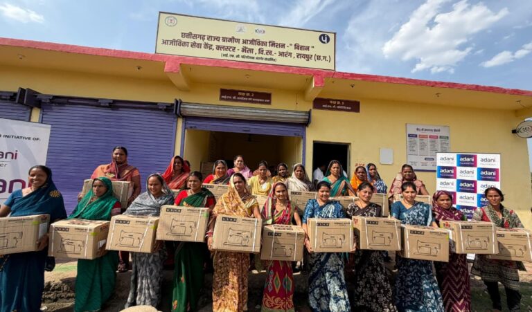 आरंग/रायपुर: जन चौपाल में मांग के 24 घंटे के भीतर कोसरंगी की महिलाओं को मिली 50 मुफ्त सिलाई मशीनें कोसरंगी ग्राम संगठन की महिलाओं को मुफ्त सिलाई मशीन वितरण कार्यक्रम
