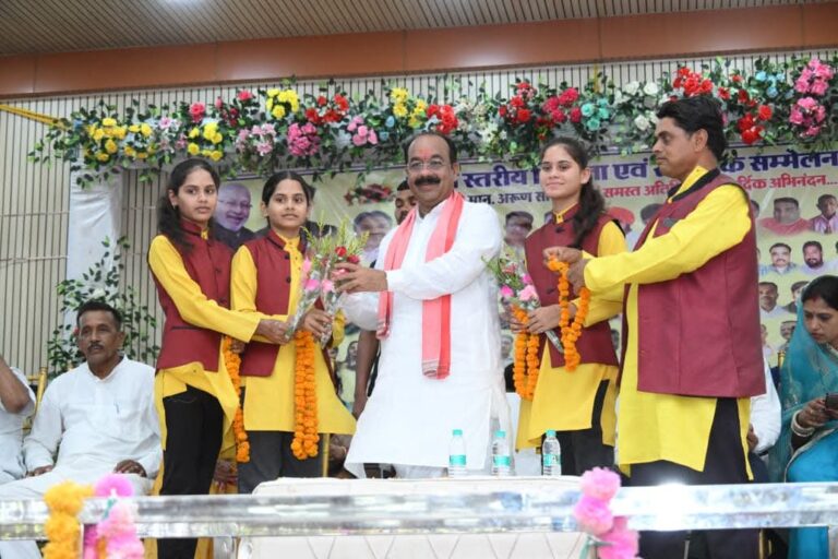 सम्मेलन में मंच पर उपस्थित उप मुख्यमंत्री और अन्य अधिकारी
