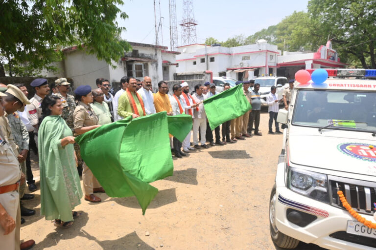 मनेंद्रगढ़ में डायल-112 सेवा के नए इमरजेंसी वाहन रवाना करते जनप्रतिनिधि और अधिकारी