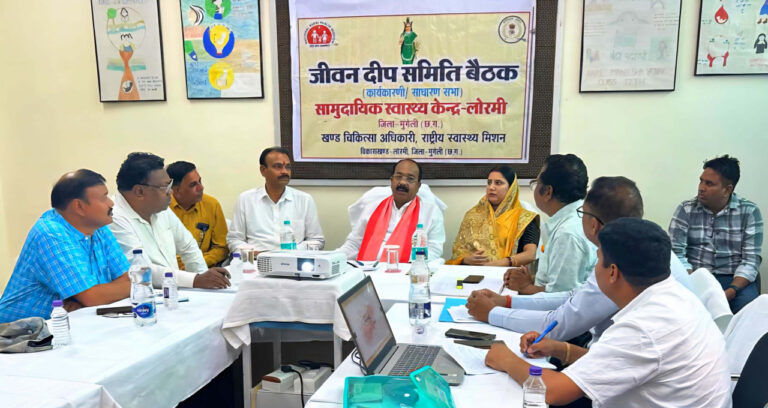 मुंगेली जिले में एकीकृत बाल विकास परियोजना कार्यालय के बाहर आंगनबाड़ी भर्ती सूची देखते अभ्यर्थी