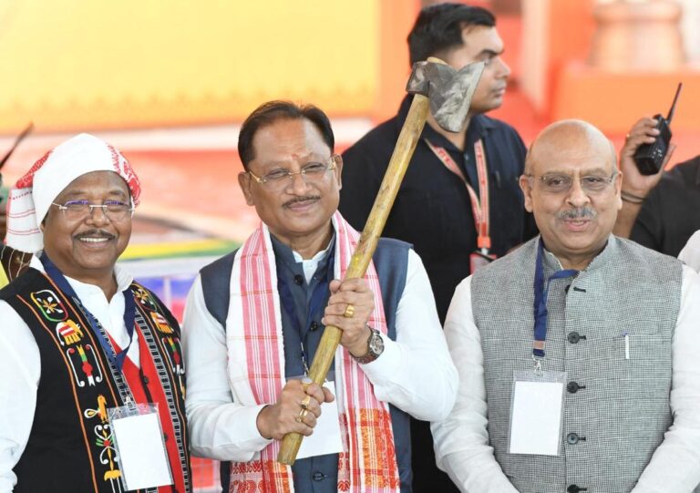 राष्ट्रीय जनजाति सांस्कृतिक समागम में जनजातीय कलाकारों की प्रस्तुति और मुख्यमंत्री के संबोधन का प्रतीकात्मक दृश्य