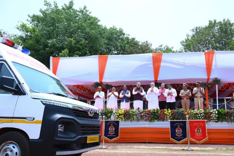 रायपुर में डायल-112 सेवा के नए वाहनों को रवाना करते अमित शाह और विष्णुदेव साय
