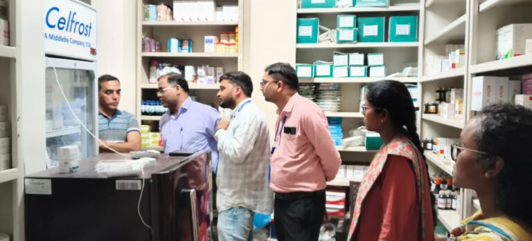रायगढ़ में खाद्य एवं औषधि प्रशासन के अधिकारी फार्मेसी में वैक्सीन स्टोरेज की जांच करते हुए