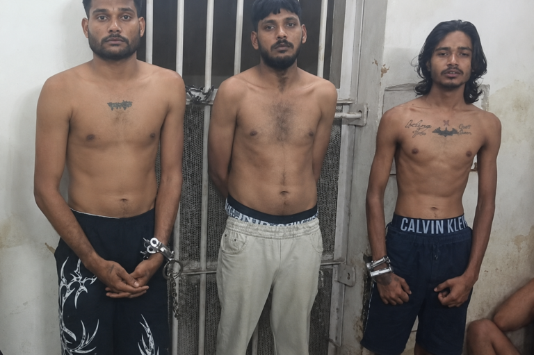 आमासिवनी बस्ती में हत्या मामले की जांच करती पुलिस टीम