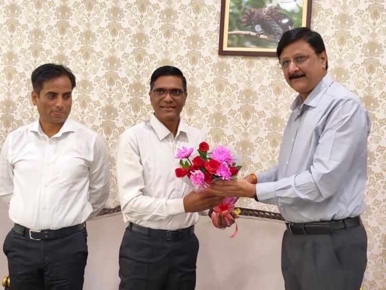 विदाई समारोह में अधिकारियों के साथ उपस्थित पुलिस अधिकारी