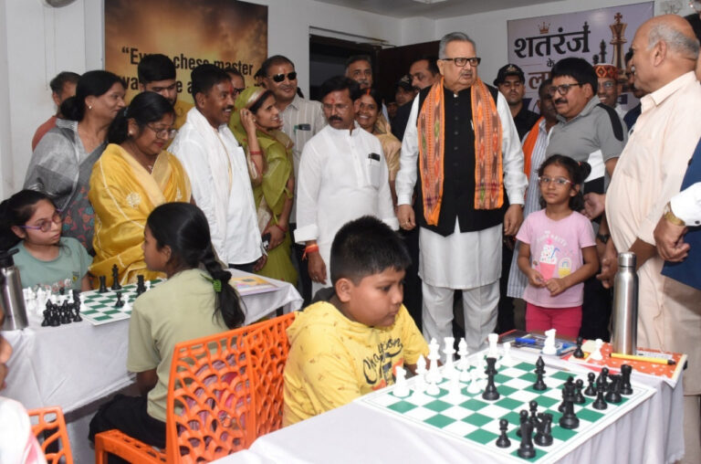 राजनांदगांव के दिग्विजय स्टेडियम में नन्हे शतरंज खिलाड़ियों से मुलाकात करते डॉ. रमन सिंह का प्रतीकात्मक दृश्य