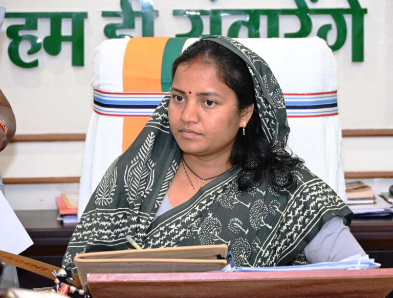 सूरजपुर में हाथी हमले से प्रभावित परिवारों को सहायता राशि वितरण से जुड़ा दृश्य