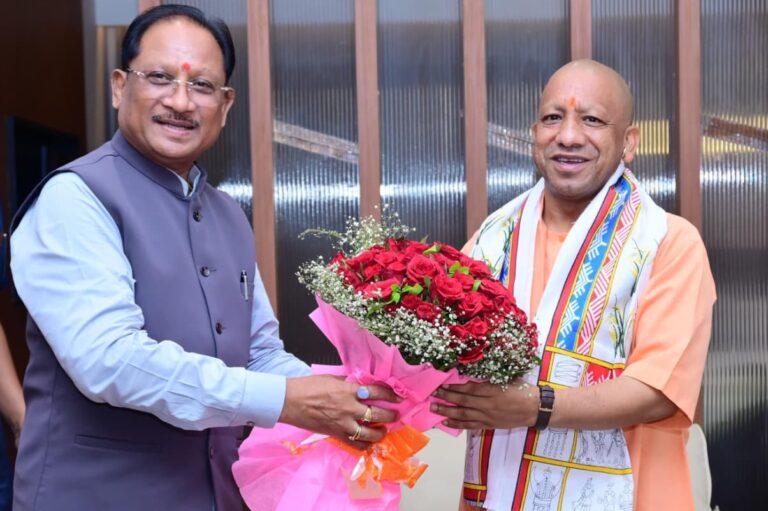 जगदलपुर में योगी आदित्यनाथ का स्वागत करते मुख्यमंत्री विष्णुदेव साय