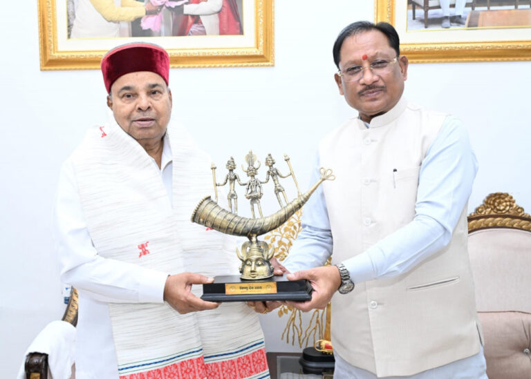मुख्यमंत्री विष्णुदेव साय और कर्नाटक के राज्यपाल थावरचंद गहलोत सौजन्य मुलाकात के दौरान