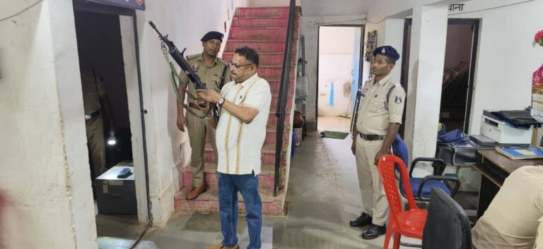 फरसगांव थाना का निरीक्षण करते कोंडागांव एसपी पंकज चंद्रा