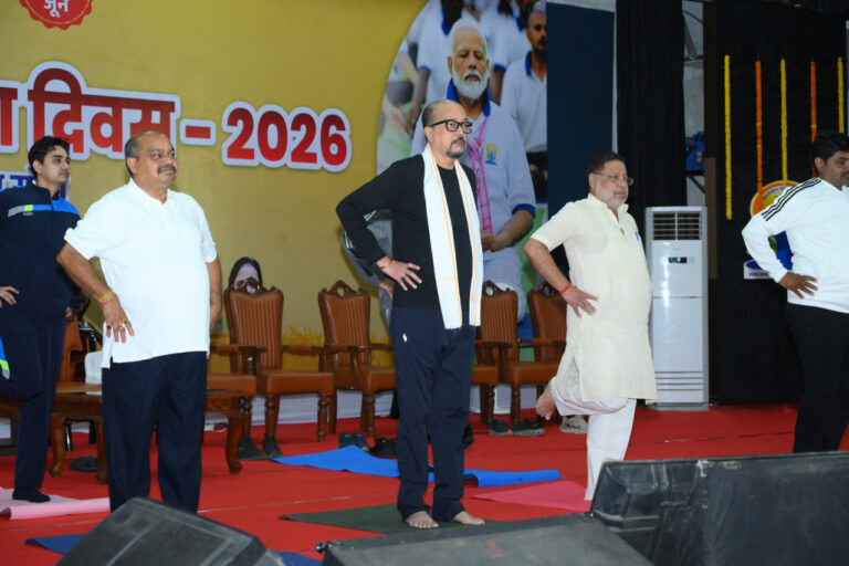 रायपुर में अंतर्राष्ट्रीय योग दिवस कार्यक्रम में योगाभ्यास करते राज्यपाल रमेन डेका