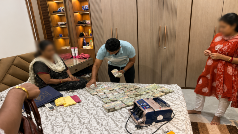 खरसिया में ऑनलाइन आईपीएल सट्टा गिरोह के खिलाफ पुलिस कार्रवाई का प्रतीकात्मक दृश्य