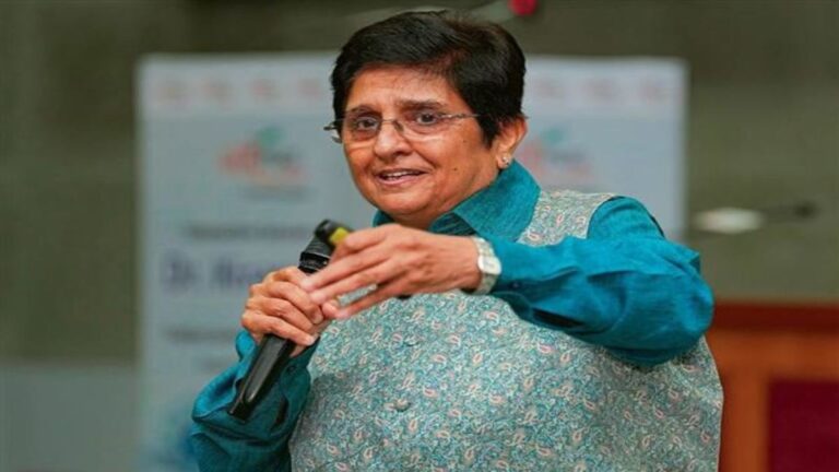 रायपुर में FICCI FLO कार्यक्रम को संबोधित करतीं किरण बेदी