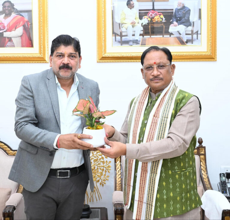 मुख्यमंत्री विष्णु देव साय को अमृत भारत स्टेशन योजना के उद्घाटन समारोह का आमंत्रण सौंपते रायपुर डीआरएम।