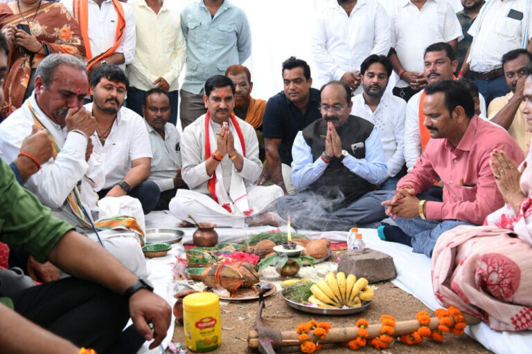 बिलासपुर के मंगला में विकास कार्यों के भूमिपूजन कार्यक्रम में केंद्रीय मंत्री तोखन साहू और उप मुख्यमंत्री अरुण साव