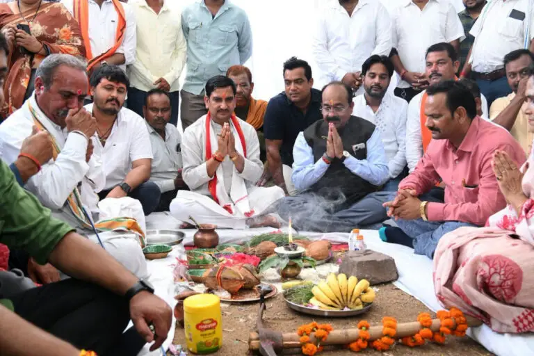 बिलासपुर के मंगला में विकास कार्यों के भूमिपूजन कार्यक्रम में केंद्रीय मंत्री तोखन साहू और उप मुख्यमंत्री अरुण साव