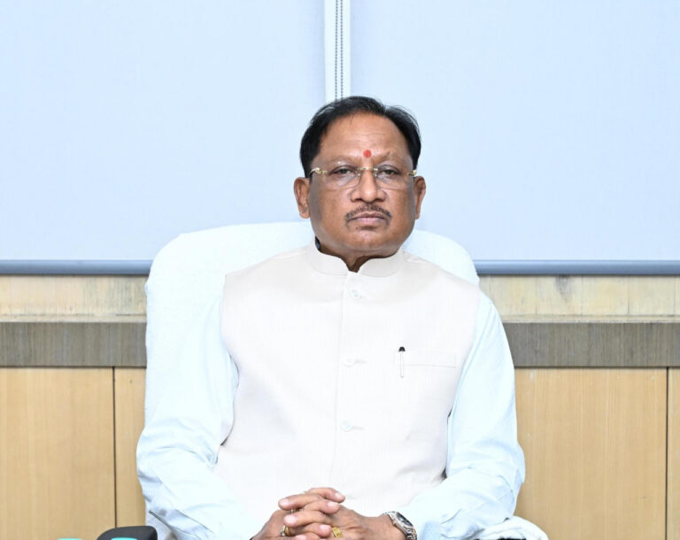 मुख्यमंत्री विष्णुदेव साय AI और डिजिटल गवर्नेंस की समीक्षा बैठक में अधिकारियों के साथ