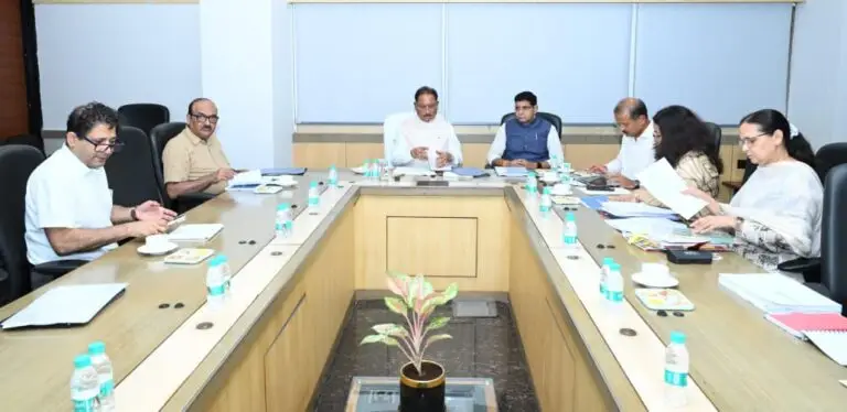 रायपुर: किसानों को व्हाट्सएप पर मिलेंगे बी-1, खसरा और ऋण पुस्तिका, राजस्व विभाग की समीक्षा में मुख्यमंत्री साय के निर्देश राजस्व विभाग की समीक्षा बैठक में मुख्यमंत्री विष्णु देव साय