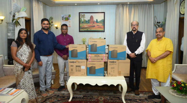 रायपुर: राज्यपाल रमेन डेका ने बस्तर के वनांचल स्थित स्कूल को दिए 10 कंप्यूटर, डिजिटल शिक्षा को मिलेगा बढ़ावा राज्यपाल रमेन डेका द्वारा स्वामी आत्मानंद विद्यालय को कंप्यूटर प्रदान करते हुए