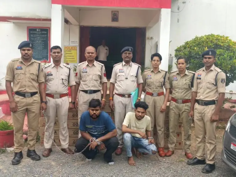 कोंडागांव पुलिस द्वारा अवैध अंग्रेजी शराब और स्विफ्ट कार जब्त करते हुए।