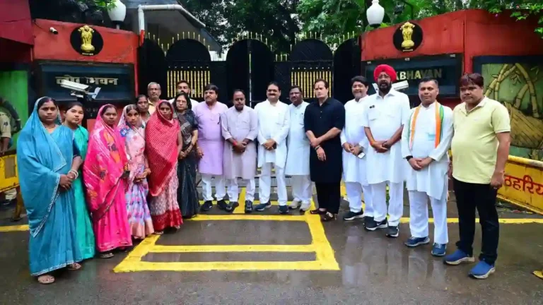 रायपुर: नकटी गांव तोड़फोड़ मामले में कांग्रेस ने राज्यपाल को सौंपा ज्ञापन, न्यायिक जांच और मुआवजे की मांग नकटी गांव मामले को लेकर राज्यपाल को ज्ञापन सौंपता कांग्रेस प्रतिनिधिमंडल।
