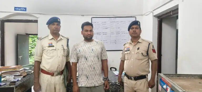 रायगढ़ पुलिस द्वारा शादी का झांसा देकर दुष्कर्म के आरोपी को गिरफ्तार किए जाने के बाद पुलिस टीम।
