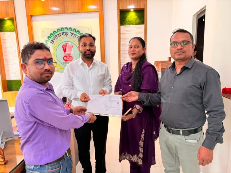 सेवा सेतु पोर्टल के माध्यम से अद्यतन राशन कार्ड प्राप्त करते बसंत कुमार साहू।
