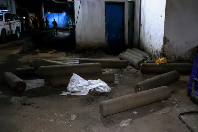 रायपुर: उरला के बेंदरी स्थित फैक्ट्री में भीषण विस्फोट, तीन श्रमिकों की मौत; एफएसएल जांच में जुटी रायपुर के उरला क्षेत्र की फैक्ट्री में विस्फोट के बाद राहत एवं बचाव कार्य
