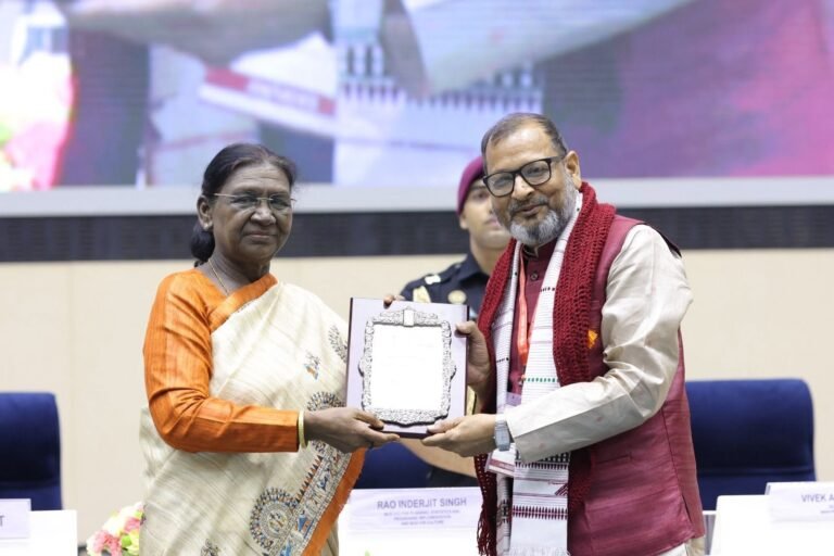पद्मश्री अनूप रंजन पांडेय को संगीत नाटक अकादमी पुरस्कार से सम्मानित करतीं राष्ट्रपति द्रौपदी मुर्मु