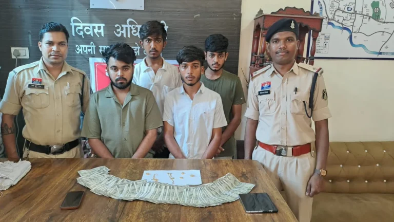 बिलासपुर: ब्लैकमेल कर युवती से 14.50 लाख रुपये और 450 ग्राम सोना हड़पने वाले गिरोह का पर्दाफाश, 4 गिरफ्तार सरकंडा पुलिस द्वारा ब्लैकमेलिंग मामले में गिरफ्तार आरोपी और बरामद सामान।