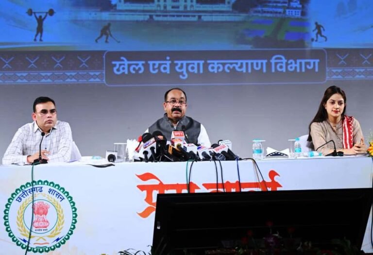 प्रेस कॉन्फ्रेंस में खेल विभाग की योजनाओं की जानकारी देते उप मुख्यमंत्री अरुण साव।