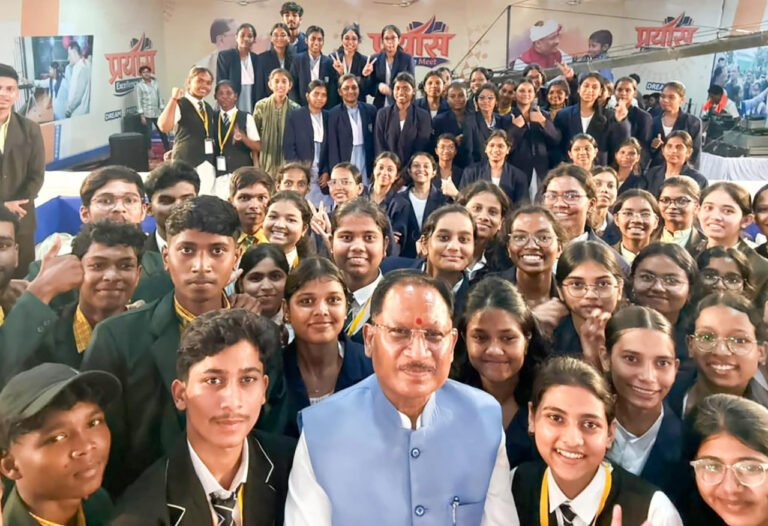 प्रयास आवासीय विद्यालय के नीट-2026 सफल विद्यार्थियों से मिले मुख्यमंत्री विष्णुदेव साय, बोले- संवेदनशील डॉक्टर बनकर करें समाज की सेवा मुख्यमंत्री विष्णुदेव साय प्रयास आवासीय विद्यालय के नीट-2026 में सफल विद्यार्थियों से संवाद करते हुए।