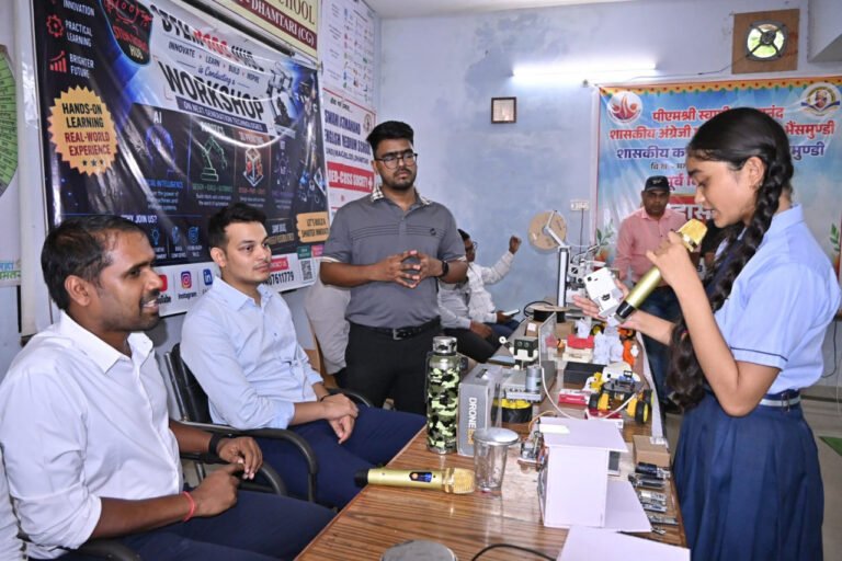 धमतरी के मगरलोड में प्रस्तावित रोबोटिक्स और 3-डी प्रिंटिंग लैब में तकनीकी प्रशिक्षण लेते विद्यार्थी