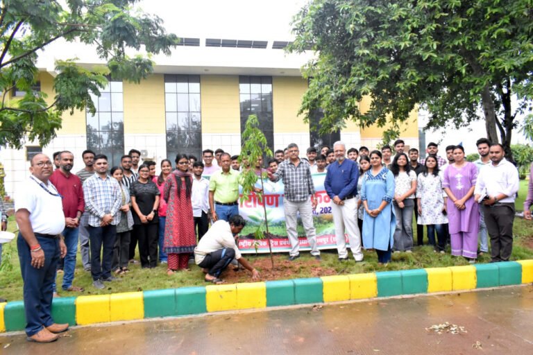 रायपुर में ‘नशा मुक्त युवा फॉर विकसित भारत संकल्प अभियान’ के तहत 75 अशोक के पौधे लगाए गए आईसीएआर-एनआईबीएसएम रायपुर में नशा मुक्त युवा फॉर विकसित भारत संकल्प अभियान के तहत वृक्षारोपण।