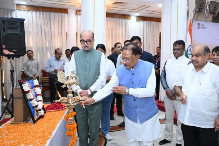 रायपुर के लोक भवन में नशा मुक्त युवा विकसित भारत संकल्प अभियान के दौरान युवाओं को शपथ दिलाते मुख्यमंत्री विष्णु देव साय और राज्यपाल रमेन डेका।