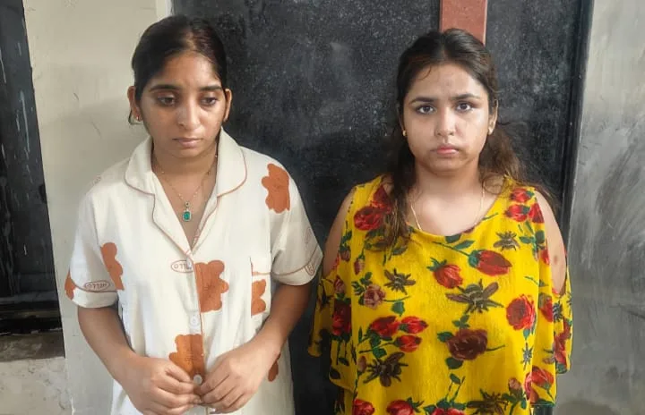 रायपुर में 1.13 करोड़ की ‘ब्लैक मनी स्कैम’ का खुलासा, 15 साल से सक्रिय अंतरराज्यीय गिरोह की दो महिलाएं नागपुर से गिरफ्तार रायपुर पुलिस द्वारा ब्लैक मनी स्कैम मामले में गिरफ्तार दो महिला आरोपी।