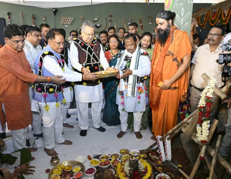 रायपुर में मुख्यमंत्री निवास पर हरेली तिहार के दौरान लोक संस्कृति और पारंपरिक खेलों का आयोजन