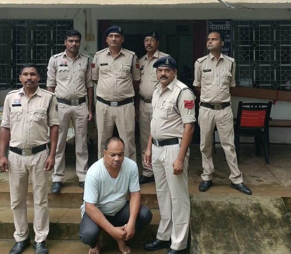 रायगढ़: पंडो जनजाति की जमीन और शासकीय भूमि की फर्जी रजिस्ट्री के मामले में तत्कालीन पटवारी गिरफ्तार रायगढ़ में जमीन धोखाधड़ी के मामले में तत्कालीन पटवारी राकेश साय को गिरफ्तार करती कापू पुलिस